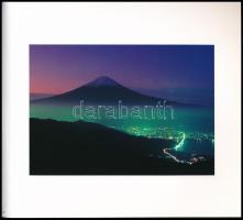 Mt. Fuji. Photographs by Yukio Ohyama. (Fotóalbum). H.n., 1994, QP Books. Rendkívül gazdag képanyagg...