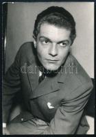 Mécs Károly (1936-) a Nemzet Művésze címmel kitüntetett színművész aláírása az őt ábrázoló fotó háto...