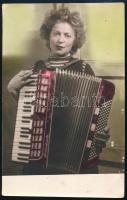 cca 1950 Tangóharmonikás hölgy, színezett fotó ifj. Tóth Ede műterméből, felületén törésnyom, 14×9 cm