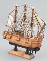 "Bounty" vitorláshajó makett, fa és szövet, 15x13 cm