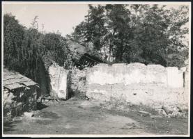 cca 1944 Kilőtt harckocsi egy kiégett ház falán Csabdi településen, fotó, hátoldalon feliratozva, 12×17 cm