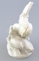 Drasche kakas és tyúk, fehér mázas porcelán, tervező: Markup Béla, 1940 körül. Oldalán Markup B. jel...