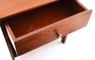 2 db éjjeliszekrény párban. Igényes fa stílbútor. Minimális felületi sérüléssel 52x36x56 cm NEM POST...