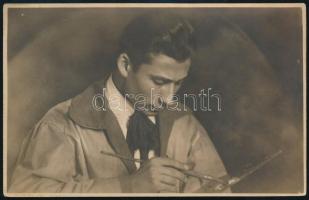 cca 1930 Fiatal festő, jelzetlen fotó, hátoldalon albumba ragasztás nyomával, 8,5×13,5 cm