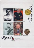 Palotai Károly (1935-2018) olimpiai bajnok labdarúgó, nemzetközi labdarúgó-játékvezető, illetve Keglovich László (1940- ) olimpiai bajnok labdarúgó, edző autográf aláírásai őket ábrázoló nyomtatványon