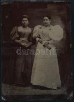 cca 1900 Ferrotípia két hölgyről. vaslemezre készült fénykép. 6x9 cm