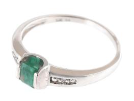 Fehérarany (Au) gyűrű smaragddal, a kövön kis sérülés, méret: 53, bruttó: 2,1 g