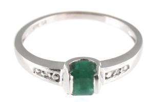 Fehérarany (Au) gyűrű smaragddal, a kövön kis sérülés, méret: 53, bruttó: 2,1 g