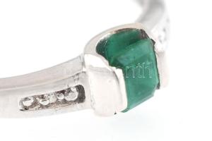 Fehérarany (Au) gyűrű smaragddal, a kövön kis sérülés, méret: 53, bruttó: 2,1 g