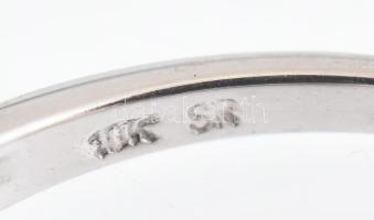 Fehérarany (Au) gyűrű smaragddal, a kövön kis sérülés, méret: 53, bruttó: 2,1 g