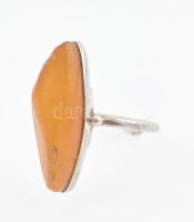 Szovjet ezüst (Ag) gyűrű borostyánnal, jelzett, méret: 51, bruttó: 3 g