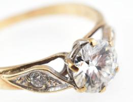Arany (Au/9k) gyűrű moissanittal (Moissanite), kő átmerője cca. 6 mm, jelzett, méret: 55, bruttó: 1,...
