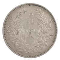 Kína 1914. 1$ (1Y) Ag Yüan Shihkai 6 karakter (26,89g) T:2,2- patina, karc, kis ph China 1914. 1 Dollar (1 Yuan) Ag Yüan Shihkai 6 characters (26,89g) C:XF,VF patina, scratch, small edge error Krause Y#329