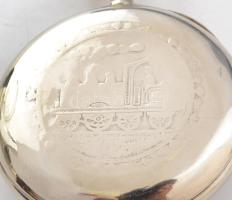 Doxa nagyméretű vasutas zsebóra, fém tokban, sérült számlappal. 8 napos, jelzett szerkezettel, hátol...