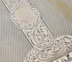 Ezüst (Ag) régi púderkompakt, vésett díszítéssel, fazettált üveggel, nehezen csukódik, bruttó: 73,5 ...