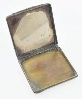 Ezüst (Ag) régi púderkompakt, vésett díszítéssel, fazettált üveggel, nehezen csukódik, bruttó: 73,5 ...