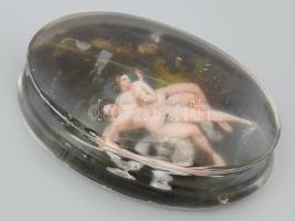 Két meztelen nő. Üveg levélnehezék. Kopásokkal. 1910 körül. 9,5x6cm