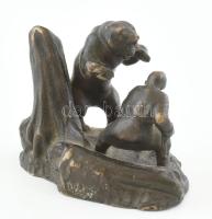 Jelzés nélkül: Medvevadász. Öntött, patinázott bronz, m: 6,5 cm