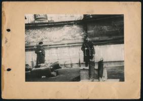 1919 Budapest, a ledöntött királyszobrok maradványai a Hősök terén, papírlapra ragasztott, hátoldalon feliratozott fotó, 12×17,5 cm