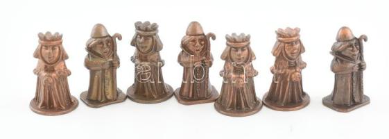 7 darab miniatűr figura, király és püspök, m: 3 cm bronzírozott fém