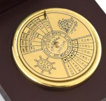 Kalendárium 50 évre (1999-2048), fa tokba rögzítve, jó állapotban, 9×9×2,5 cm