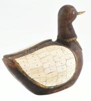 Kacsa. Faragott fa, réz és csont berakásokkal, kopásnyomokkal, m: 17 cm