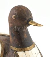 Kacsa. Faragott fa, réz és csont berakásokkal, kopásnyomokkal, m: 17 cm