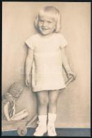 Róth Anni Miskolc: Kislány fotója, pecséttel jelzett 15x10 cm