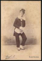 cca 1895 Bohóc portréja, keményhátú fotó Stagl soproni műterméből, hátoldalán korabeli datált ajándékozási sorokkal és a bohóc nevével feliratozott, kissé foltos, 16x11 cm / Portrait of a clown, vintage photo from