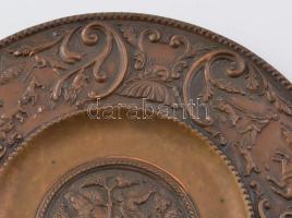 Hubertus, vadászjelenetekkel díszített bronz fali dísztányér, d: 22,5 cm