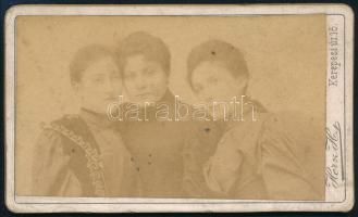 cca 1900 Három hölgy (lánytestvérek), keményhátú fotó Herz Henrik budapesti műterméből, vizitkártya, 8x4,5 cm