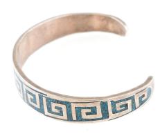 Ezüst (Ag) meander mintás karreif, zománc díszítménnyel. Jelzett, d: 6 cm, bruttó: 21,5g