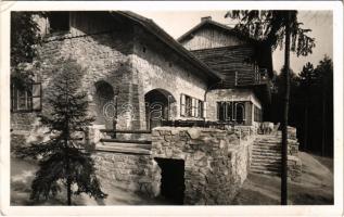 1938 Sopron, a DTE (Dunántúli Turista Egyesület) István menedékháza a Nyíresen, magyar zászló. Diebold-Gruber Foto (EK)
