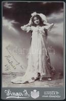 1903 Lány pártával, keményhátú vintage fotó Singer J (Újvidék/Novi Sad/Neusatz) műterméből, német nyelvő ajándékozási sorokkal 1903-ból, 16,5x10,5 cm
