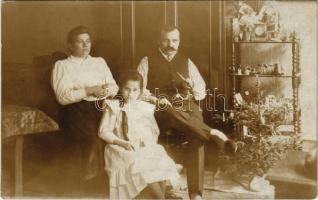 1909 Pozsony, Pressburg, Bratislava; Újévi üdvözlet a képen szereplő családtól karácsonykor / Family Christmas, New Year greeting. photo