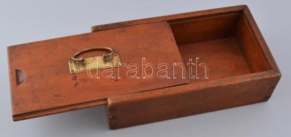 Régi barna fadoboz, fém fogantyúval, kihúzható fedéllel, kissé sérült, kopott, 8x16x28 cm