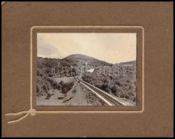 cca 1910 Sztracena (Stratená, Felvidék), Sztracenai-völgy a vasútvonallal, kartonra kasírozott fotó, 8×11 cm