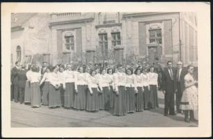 cca 1950-1955 Diósgyőr-Vasgyár, felvonulás a vas és acélgyári orvosi rendelő előtt, fotó, 9×14 cm