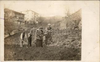 Serbia, women pulling ploughs / ekevonó nők. photo