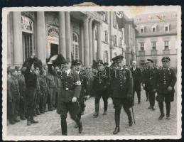 1933 SA, SS és Reichswehr tagok horogkeresztes zászlókkal fellobogózott épület előtt, fotó, 9×12 cm