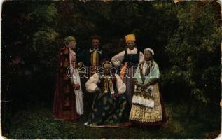 Prázsmár, Tartlau, Prejmer; Prázsmári szász viselet. Vasúti levelezőlapárusítás. Erdélyi udvari fényképész felvétele / Volkstracht der Sachsen / Transylvanian Saxon folklore (kopott sarkak / worn corners)