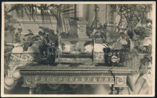 1945 A hazahozott Szent Jobb az Angolkisasszonyok budapesti kápolnájában, eredeti fotó, hátoldalon pecsételve, 8×13 cm