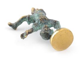 Figurális pecsétnyomó, kézen álló gyerek, vésés nélkül. Patinás, m: 7,5 cm