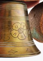 Réz kolomp, bőr szíjjal. Vésett d: 6 cm