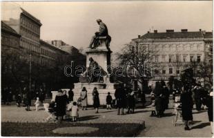 Budapest VIII. Múzeumkert, Arany szobor, Kávéház. photo