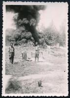 1941 Égő olajkút magyar katonákkal az ÉK-ukrajnai Trosztonyecnél, hátoldalon feliratozott fotó, 8,5×6 cm