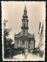 cca 1935 A kecskeméti római katolikus templom és környéke címeres zászlóval, fotó, 9×6 cm