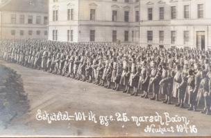 1916 A k.u.k. 101-ik gyalogezred 25. egységének eskütétele Neuhaus-ban, fotó eredeti keretében, üveg...