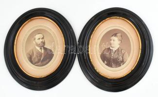 2 db antik dekoratív, ovális, kissé sérült, üvegezett fakeret. 1900 körüli férfi és női portré fotóval, belső méret: 20x16 cm