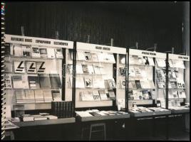 cca 1970 Közgazdasági könyvkiállítás fotó füzet Nyers Rezső, Fock Jenő stb. össz kb 25 fotó 24x16 cm